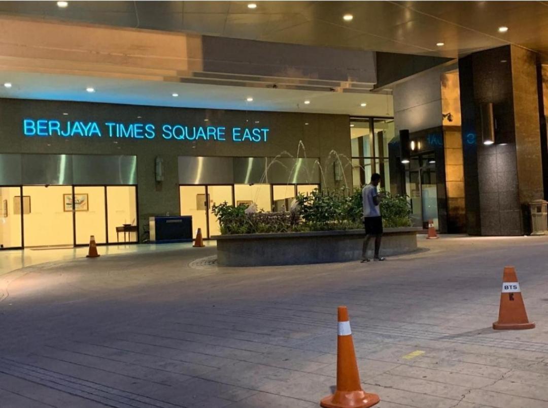 Golden Service At Times Square Kl *